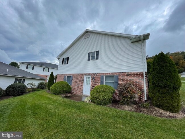 Building Photo - 73 Garden Dr