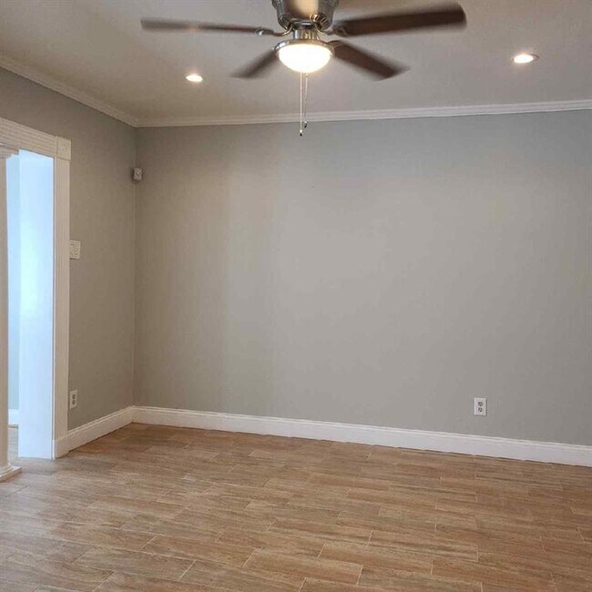 Building Photo - 811 Lovett Blvd
