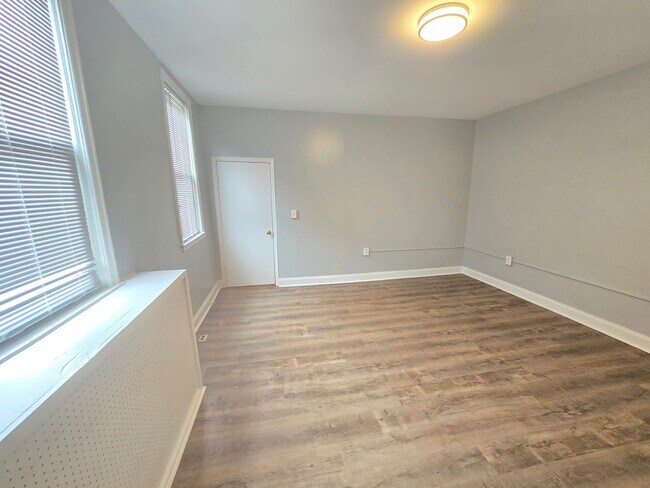 Building Photo - Charming 1 bedroom, 1 bathroom apartment l...