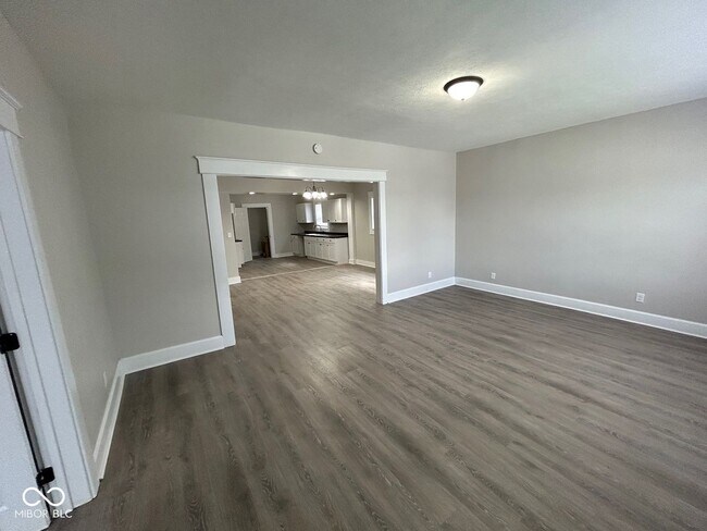 Foto del edificio - 425 E 8th St