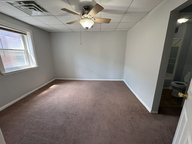Building Photo - North of Downtown Akron: Updated 1BR with Tall Ceilings & Natural Light