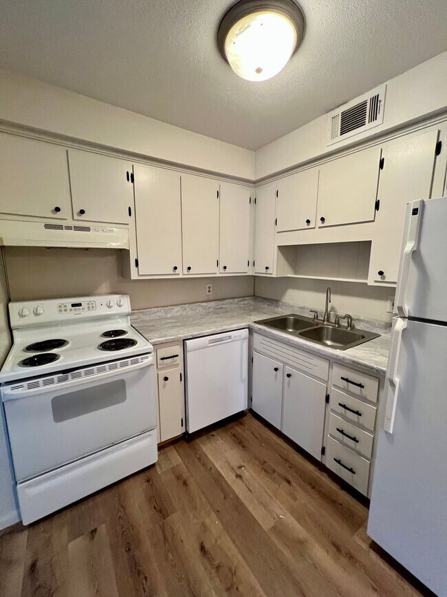 Foto del edificio - Large 2BR/1.5 bath apartment!