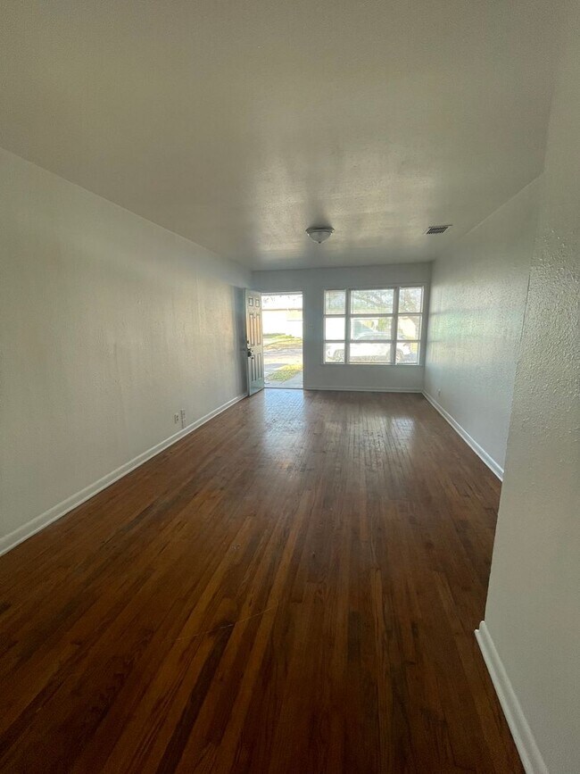Foto del edificio - 1/2 off first months rent-Cute 2/1 duplex-...