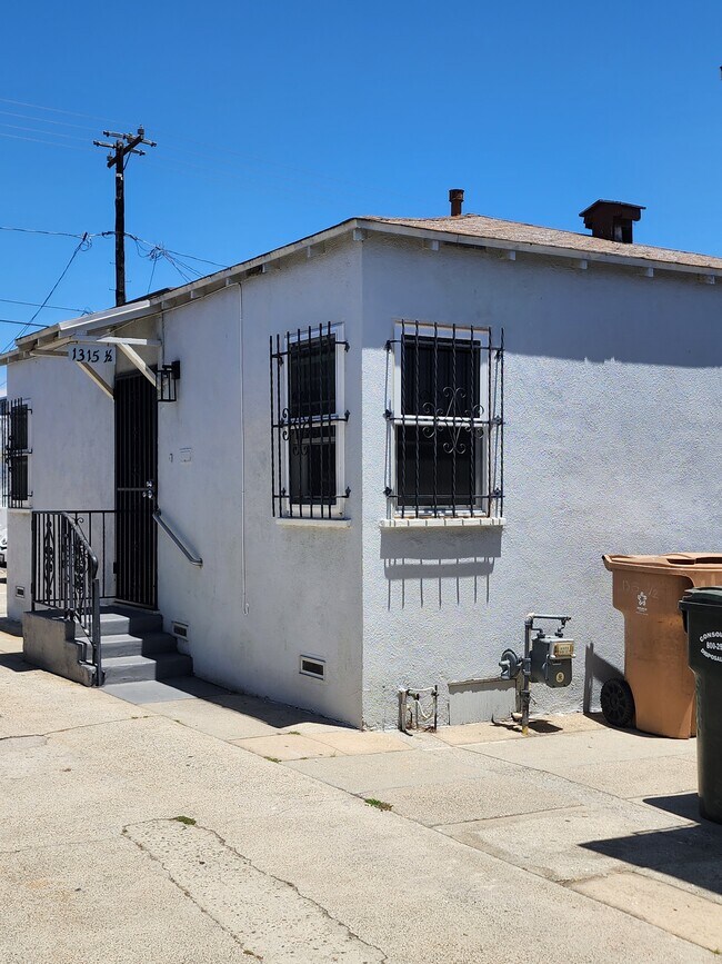Unidad tipo bungalow - 1315 W 102nd St