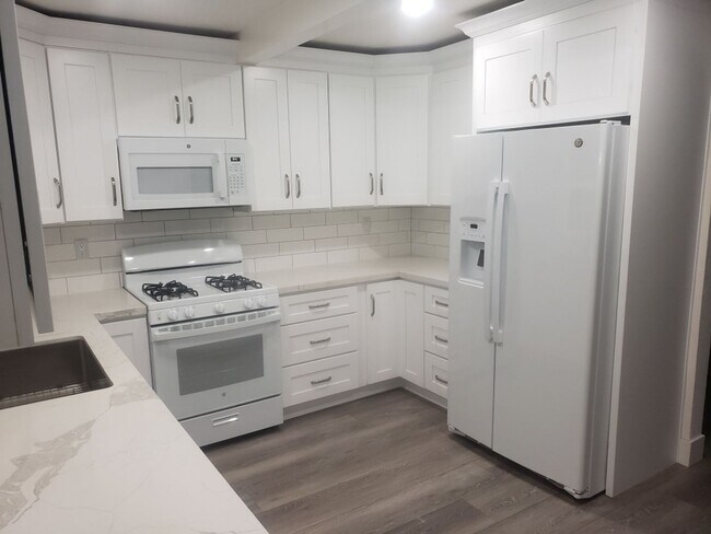 Foto del edificio - Beautifully Renovated Home with Updated Kitchen and bath, paint, and flooring! FREE SOLAR TOO!!!!