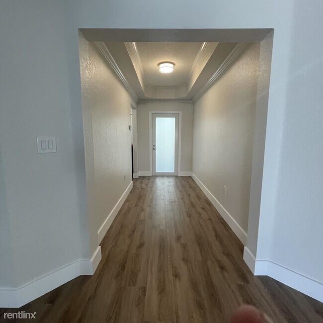 Building Photo - 4 br, 2.5 bath House - 311 W Royal Cove Cir