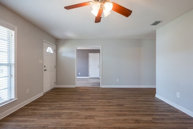 Building Photo - 3 Bedroom/2 Bath home in Mulberry Place Su...