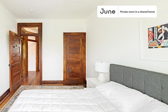 Building Photo - Private bedroom in 3 bed/2 bath Home