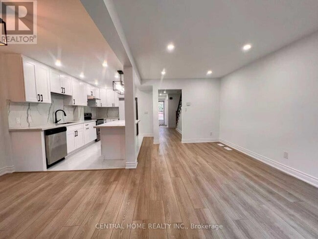 Building Photo - 121 L'Amoreaux Dr