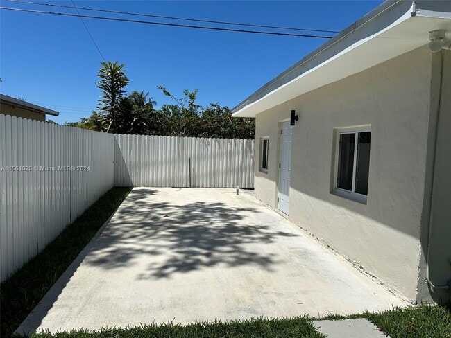 Foto del edificio - 21900 Old Cutler Rd