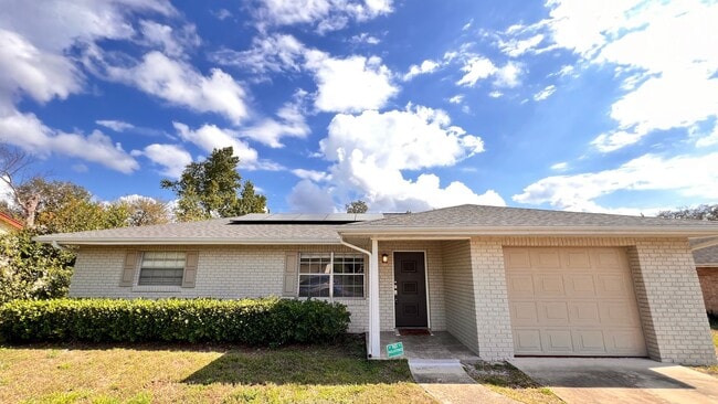 Foto del edificio - Charming 2-Bedroom Home with Solar Panels ...