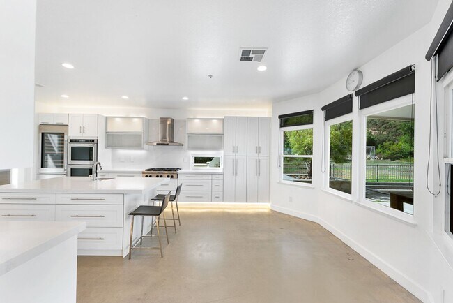Building Photo - GATED ESTATE AND ENTERTAINER'S DREAM!