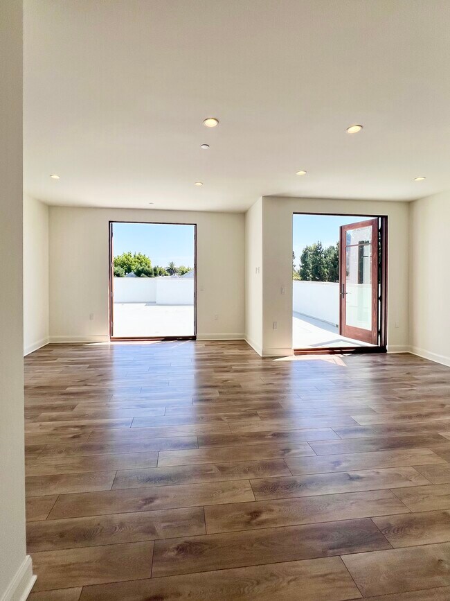 Building Photo - 859 S Lucerne Blvd