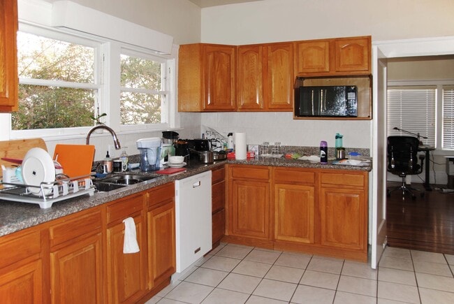 More kitchen - 500 Boulevard Way