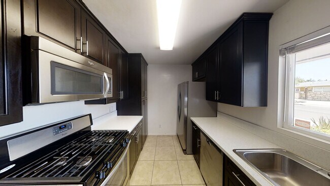 Foto del edificio - 5BD/3BA on Tipton!! Great Backyard w Patio!!