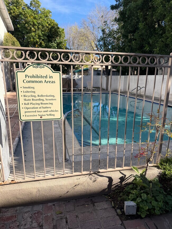 Foto del edificio - 18547 Collins St