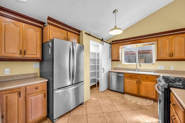 Building Photo - 305 Uala Pl