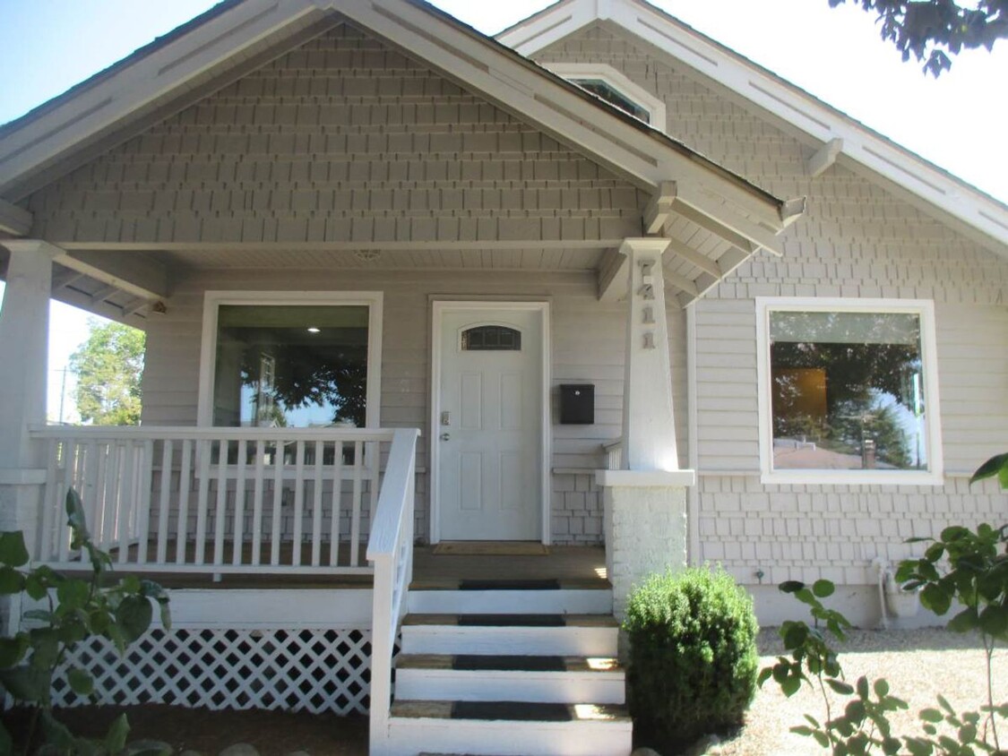 Primary Photo - Spacious 3 bedroom 2.5 bathroom Tacoma Cra...
