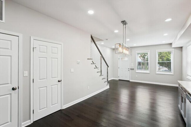 Foto del edificio - 526 Roxboro Pl NW