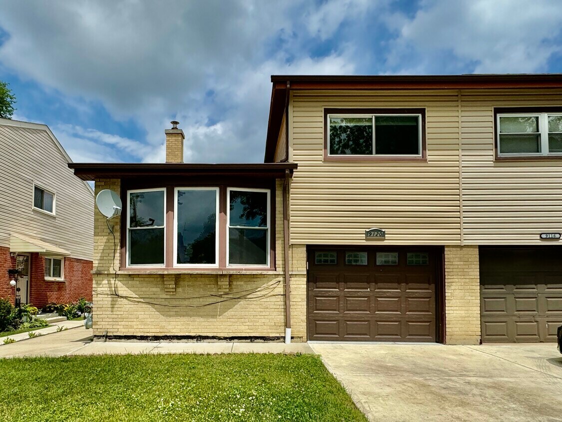 Foto principal - 9120 Hollyberry Ave