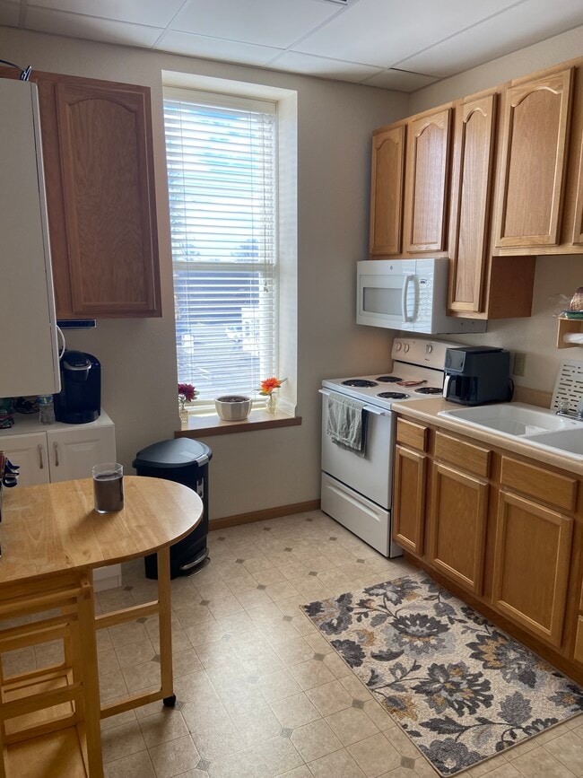 Cute kitchen - 201 W Main St