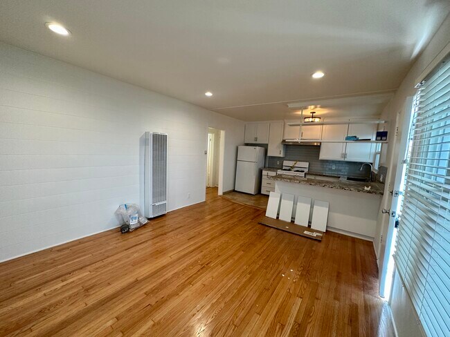 Open Kitchen with Breakfast Bar - 811 S Catalina Ave