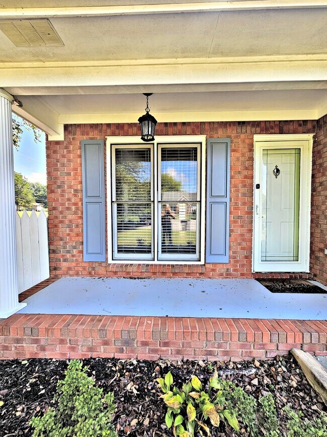 Building Photo - 2402 Harpeth Pl SW