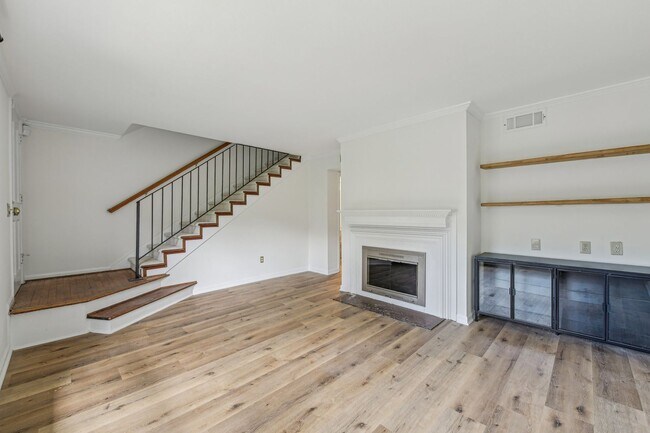 Foto del edificio - Updated 2BR/2.5BA Townhome in Gated West B...