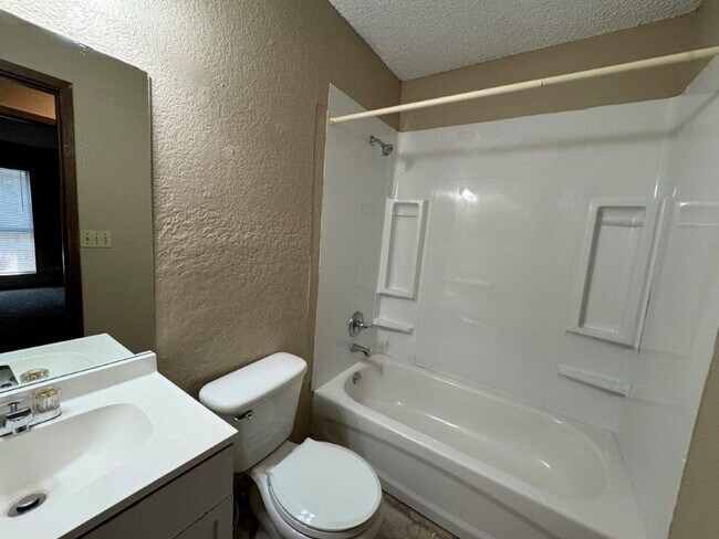 Building Photo - 2 bed, 2 bath with a 1 car garage storage ...