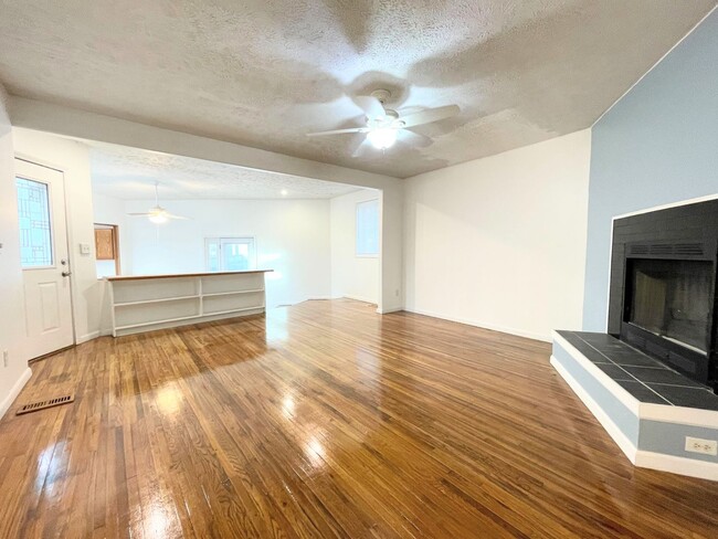 Building Photo - Large 2 Bed, 1 Bath