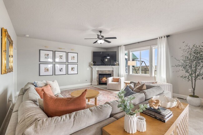 Building Photo - Spacious Home with Stunning Views