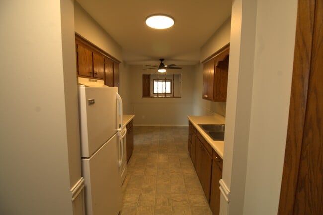Kitchen - 1055 Spencer St S