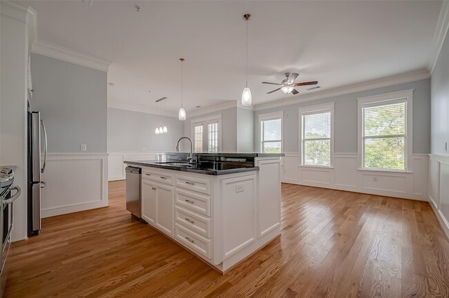 Building Photo - 2802 Morrison St