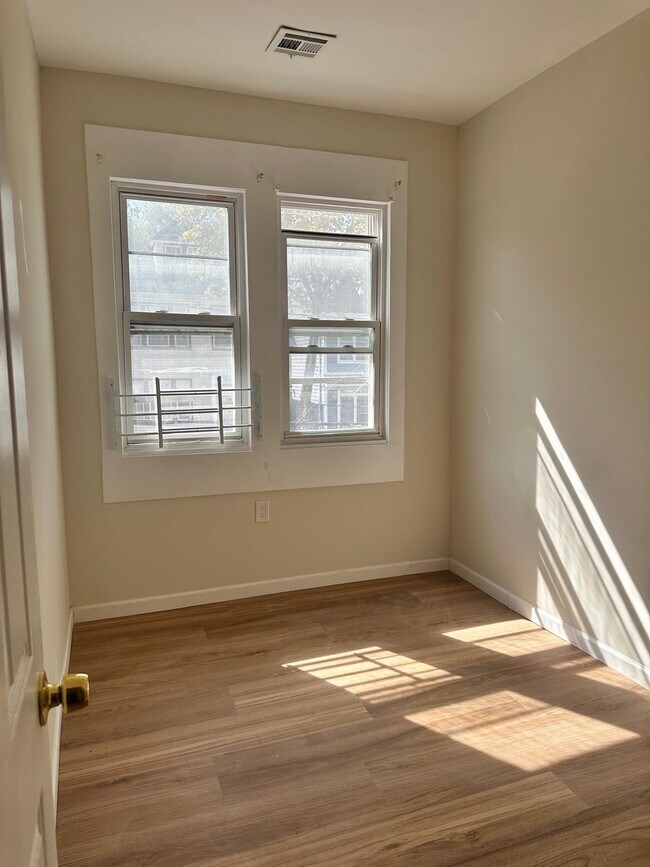 Foto del edificio - 300 Van Nostrand Ave