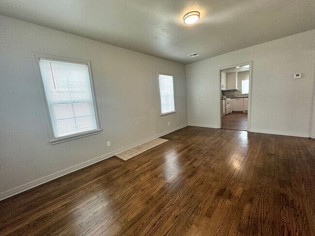 Foto del edificio - Adorable two-bedroom One-bathroom house located in the Kendall-Whittier neighborhood!