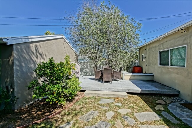 Foto del edificio - REMODELED, CHARMING & AIRY 3BR2BA HOME W/ OFFICE ON A LARGE LOT W/ NICELY LANDSCAPED FRONT YARD, ...