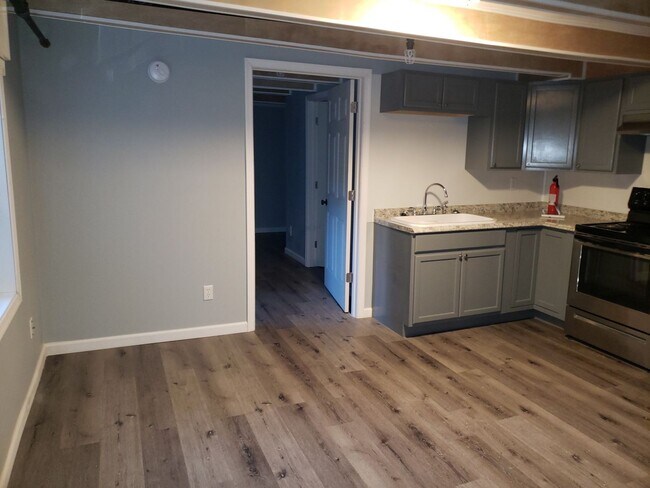 Foto del edificio - Newly Renovated! 2nd Floor 1 Bedroom 1 Bat...