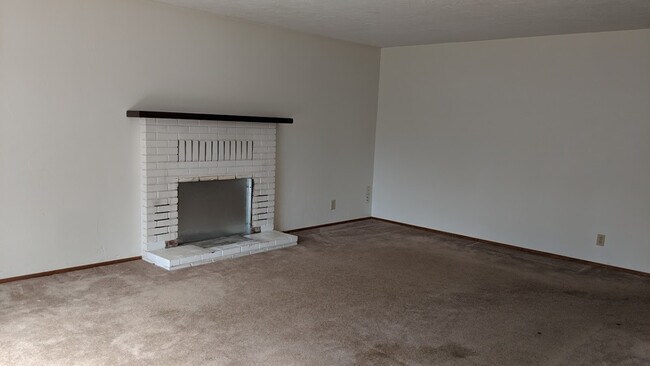 Building Photo - Spacious 4bed/2bath in desirable Pleasant ...