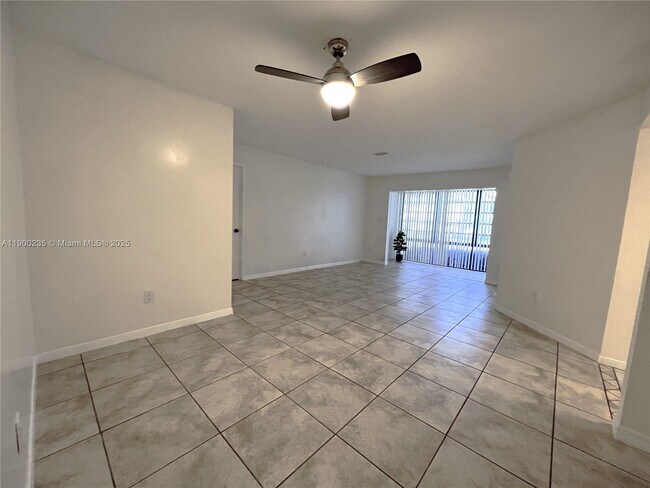 Foto del edificio - 9707 Hammocks Blvd