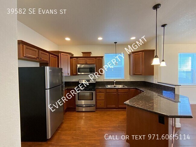Building Photo - Spacious 3 BDRM 3.5 BA home with Extra Lar...