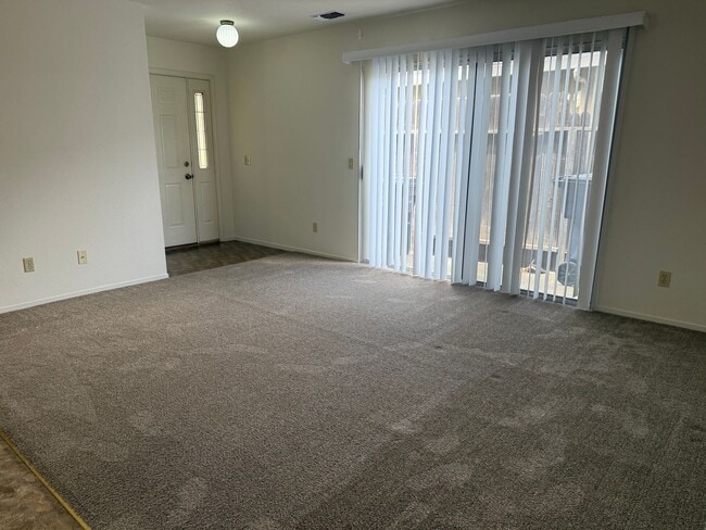 Building Photo - Great location