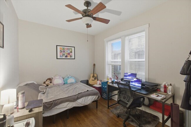 Foto del edificio - 1042 N Kedzie Ave