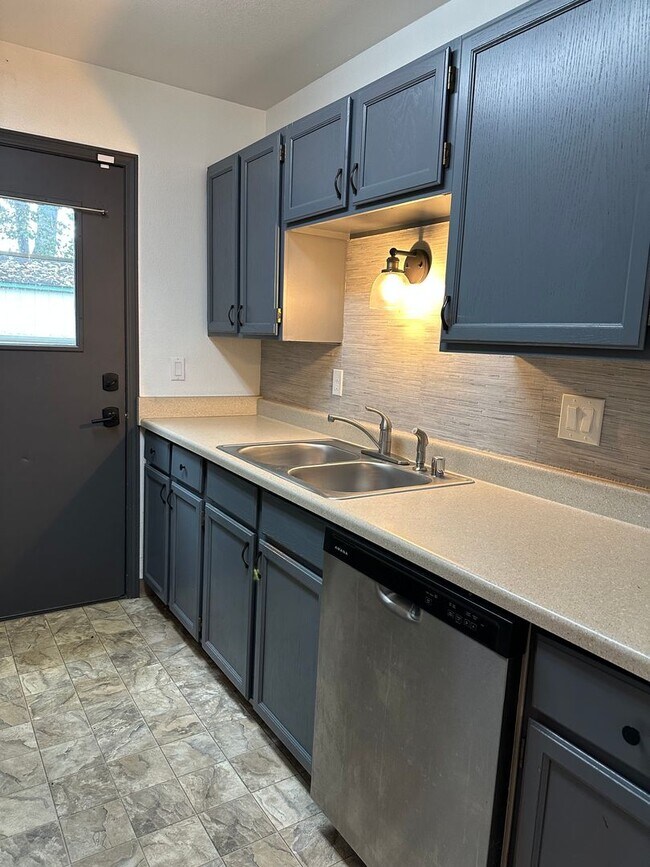 Foto del edificio - Discover Tranquil Living: Stylishly Updated Ranch-Style Duplex in South Anchorage