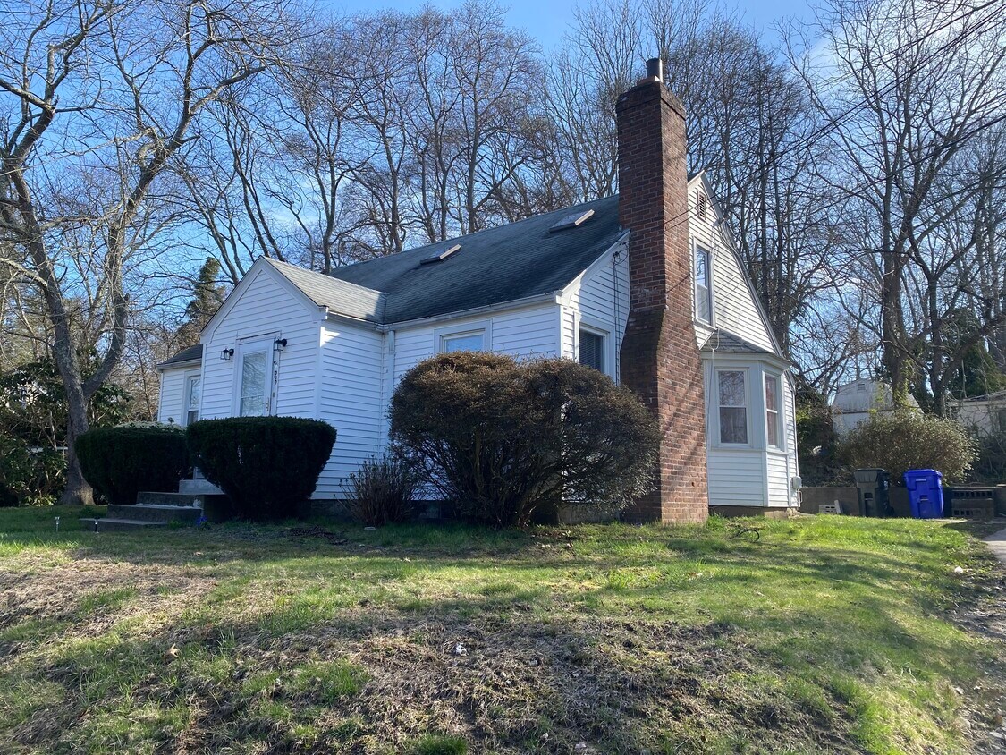 25 Hillside Rd Unit 2nd Floor, Groton, CT 06340 Room for Rent in