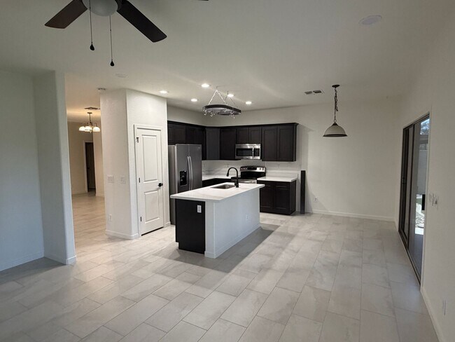 Foto del edificio - Beautifully Remodeled North Peoria Home 3 Bedroom 2 Bath Plus Office