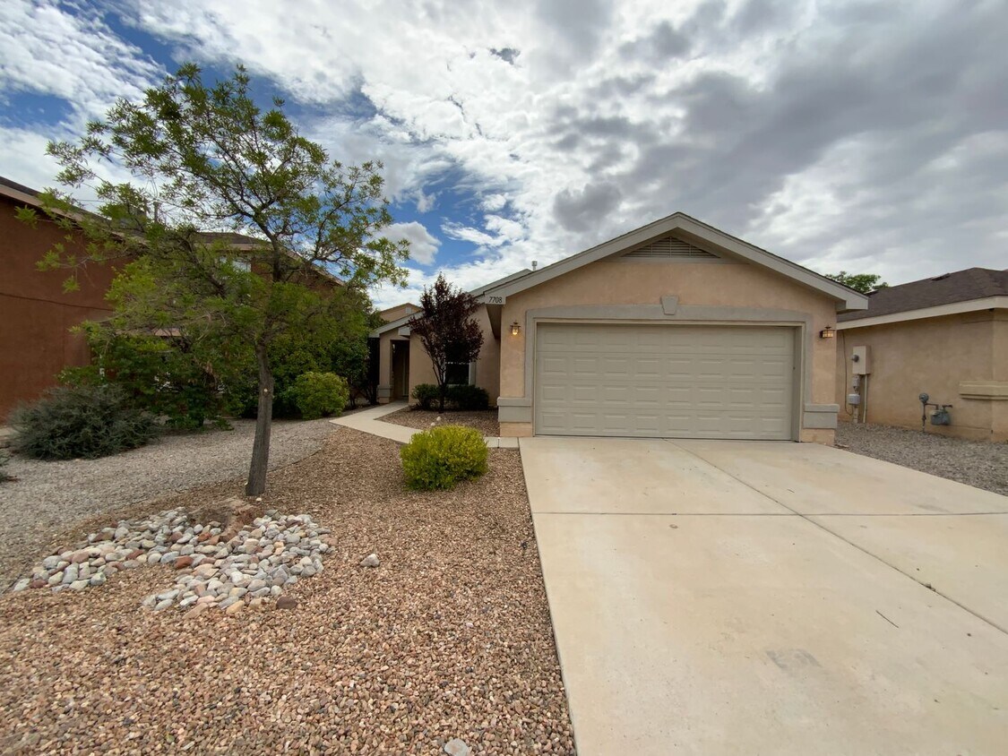 Foto principal - 3 Bedroom Single Story Home Available Near...