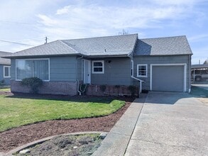 Building Photo - 1167 SE Fenton St