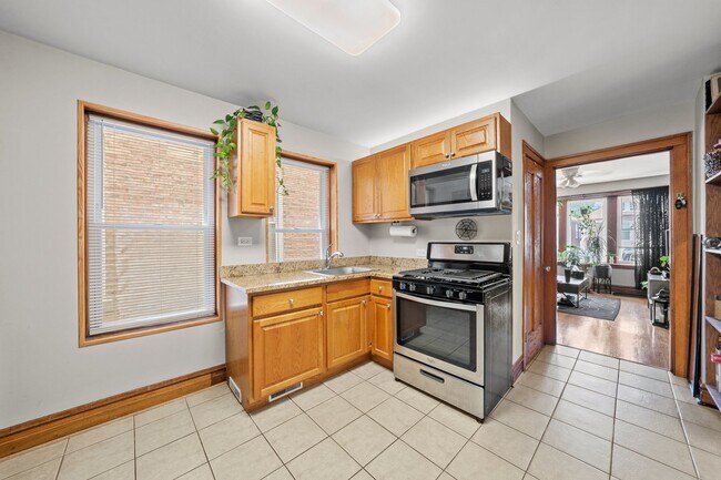 Building Photo - 1025 W 31st Pl