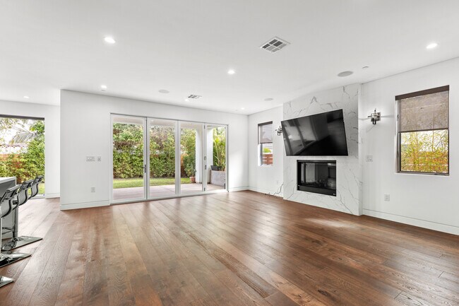 Building Photo - 8040 Regis Way