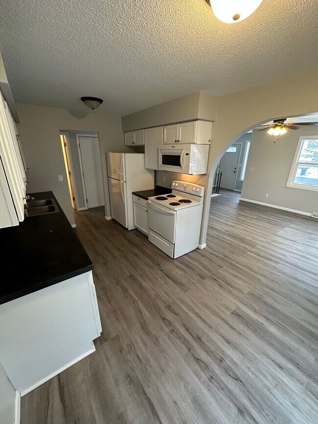 Foto del edificio - Spacious 4 Bed, 2 Bath Home with Fenced Yard, Deck & Garage